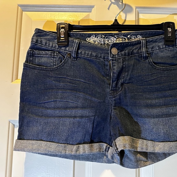 Express Dark Wash Cuffed Short Shorts Size 8 - Picture 1 of 6
